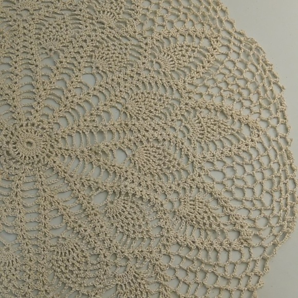 VINTAGE LARGE 23" CROCHET TABLE SCAPE CENTER PIECE GRANNYCORE, BOHO, HANDCRAFTED - Picture 3 of 9